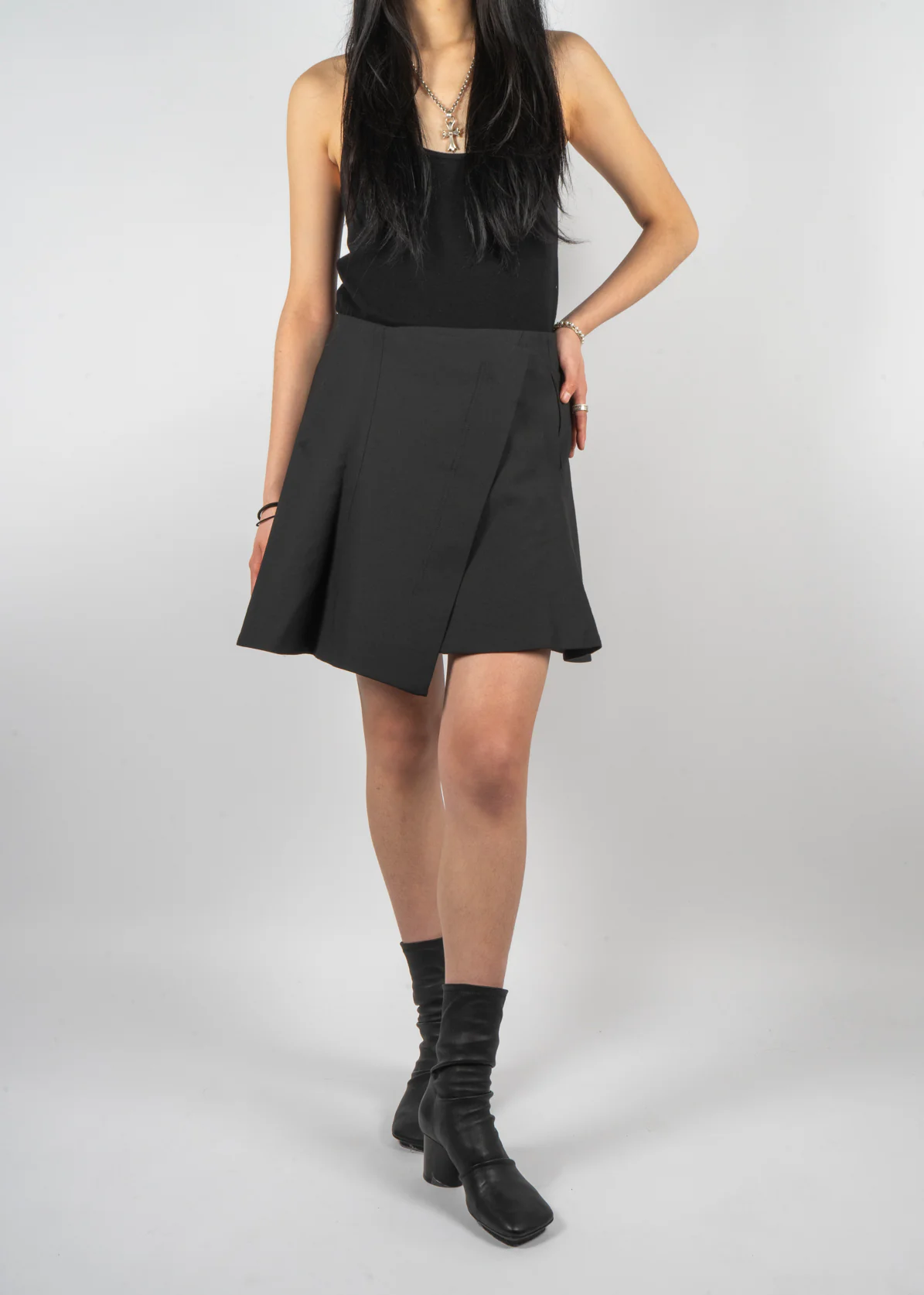 Serra Architectural Curve Skirt Black - Image 4